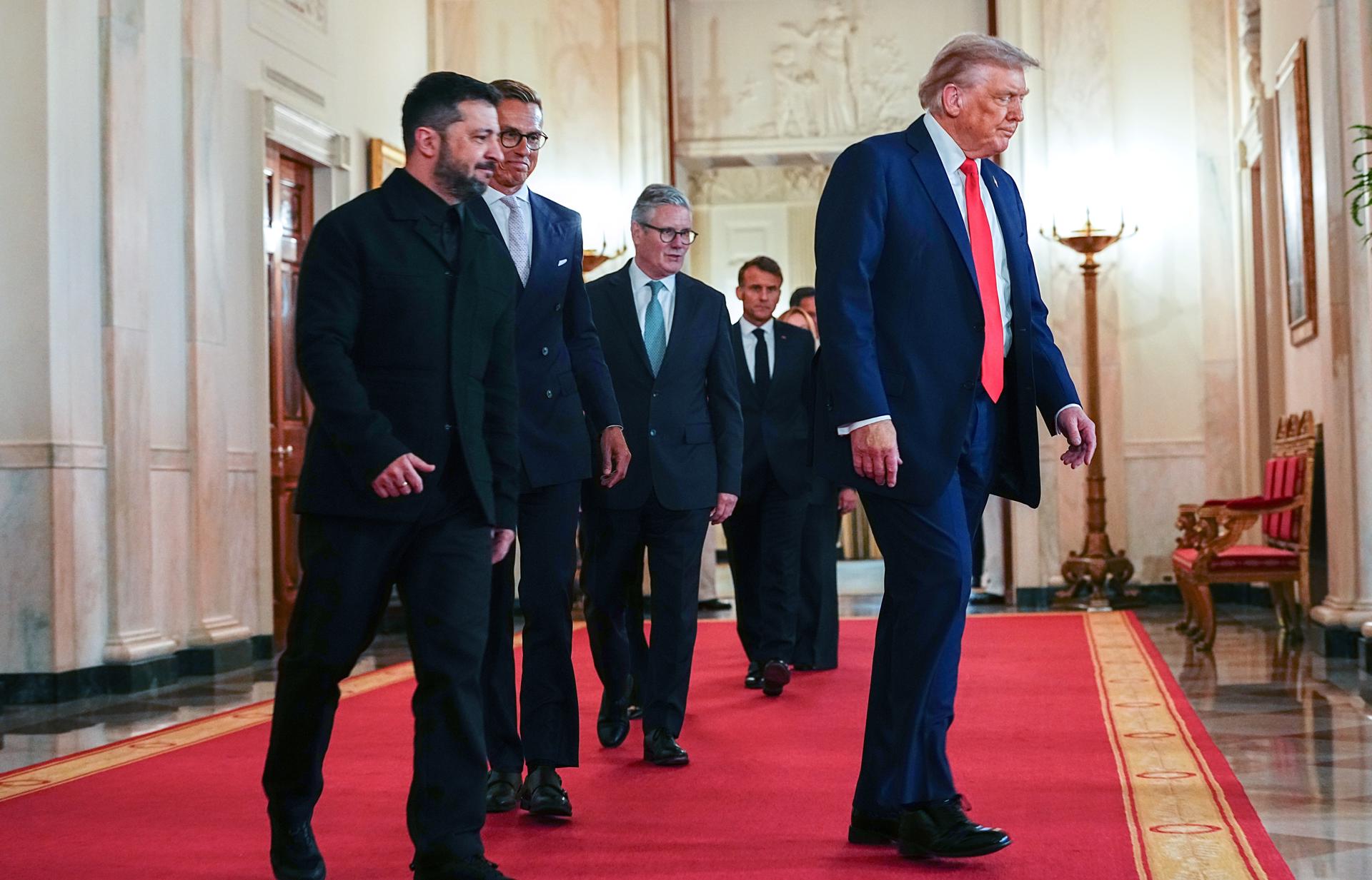En el encuentro participaron la presidenta de la Comisión Europea, Ursula von der Leyen; el secretario general de la OTAN, Mark Rutte; el canciller alemán, Friedrich Merz; el primer ministro finlandés, Alexander Stubb; la primera ministra italiana, Giorgia Meloni; y el jefe de gobierno británico, Keir Starmer