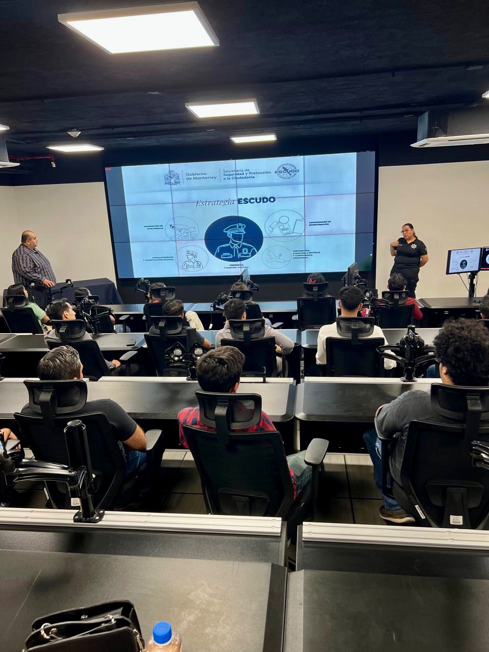 Durante el recorrido, se les explicó la labor del área de monitoreo, así como de la central de radio donde reciben las llamadas para brindar servicios de emergencia a traves del 9-1-1.