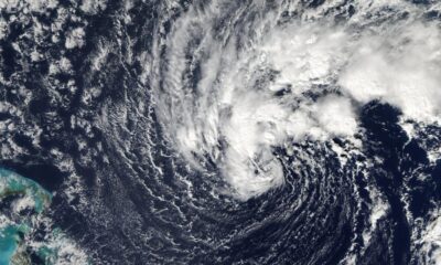 El ciclón mantiene vientos con fuerza de tormenta tropical que se extienden hasta 185 kilómetros desde su centro