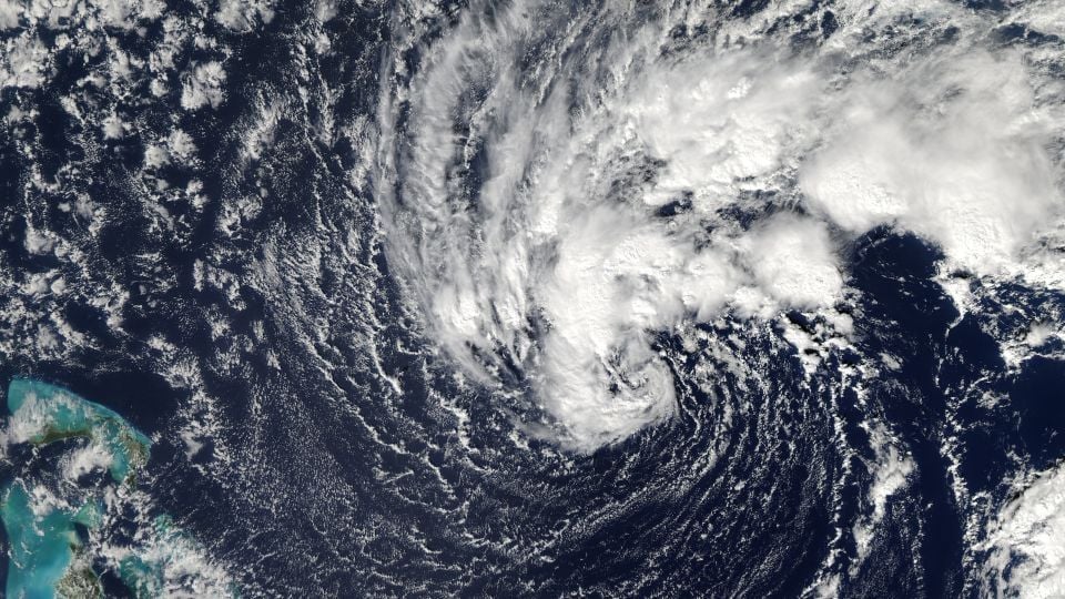 El ciclón mantiene vientos con fuerza de tormenta tropical que se extienden hasta 185 kilómetros desde su centro