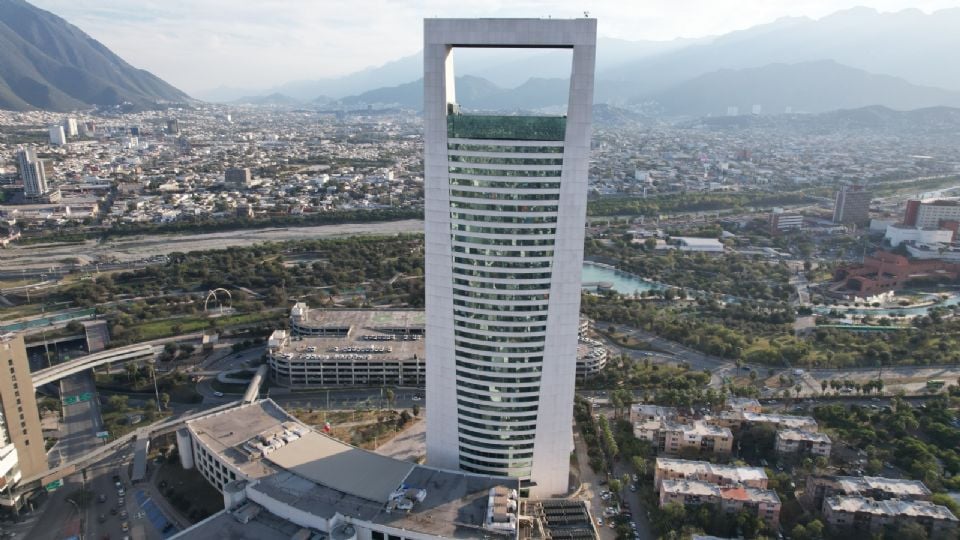 Las autoridades informaron que no hubo personas lesionadas ni se detectaron daños estructurales en el edificio de 34 niveles.