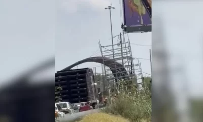 Este accidente no es aislado. En mayo pasado, otra estructura similar se desplomó en la misma avenida Miguel Alemán, a la altura del Centro de Apodaca