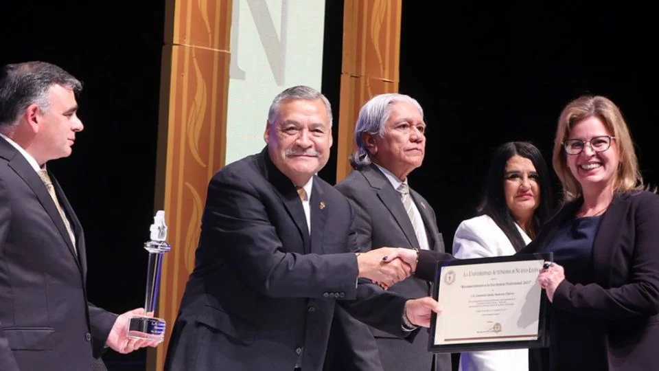 Durante el evento, Guzmán López destacó que este premio refleja el compromiso de la Máxima Casa de Estudios con la formación de líderes y agentes de cambio social