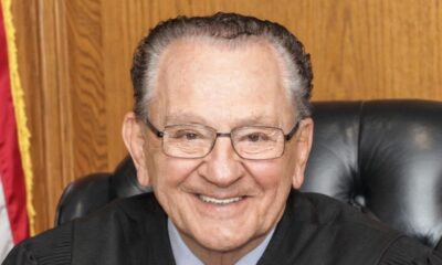 El gobernador Dan McKee lamentó su partida y ordenó que las banderas estatales ondeen a media asta en su memoria, destacando que Caprio “fue más que un jurista, fue un símbolo de empatía en el tribunal”.