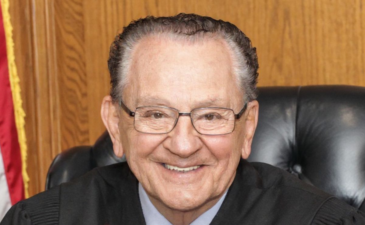 El gobernador Dan McKee lamentó su partida y ordenó que las banderas estatales ondeen a media asta en su memoria, destacando que Caprio “fue más que un jurista, fue un símbolo de empatía en el tribunal”.