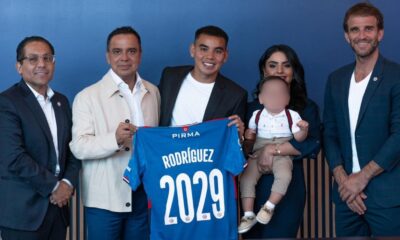 Cruz Azul celebró la extensión en redes sociales, destacando el liderazgo y compromiso del jugador: “Nuestro 19 portará este escudo por varios años más. Orgullosos de contar con jugadores de tu calidad y compromiso, Charly”.