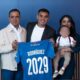 Cruz Azul celebró la extensión en redes sociales, destacando el liderazgo y compromiso del jugador: “Nuestro 19 portará este escudo por varios años más. Orgullosos de contar con jugadores de tu calidad y compromiso, Charly”.