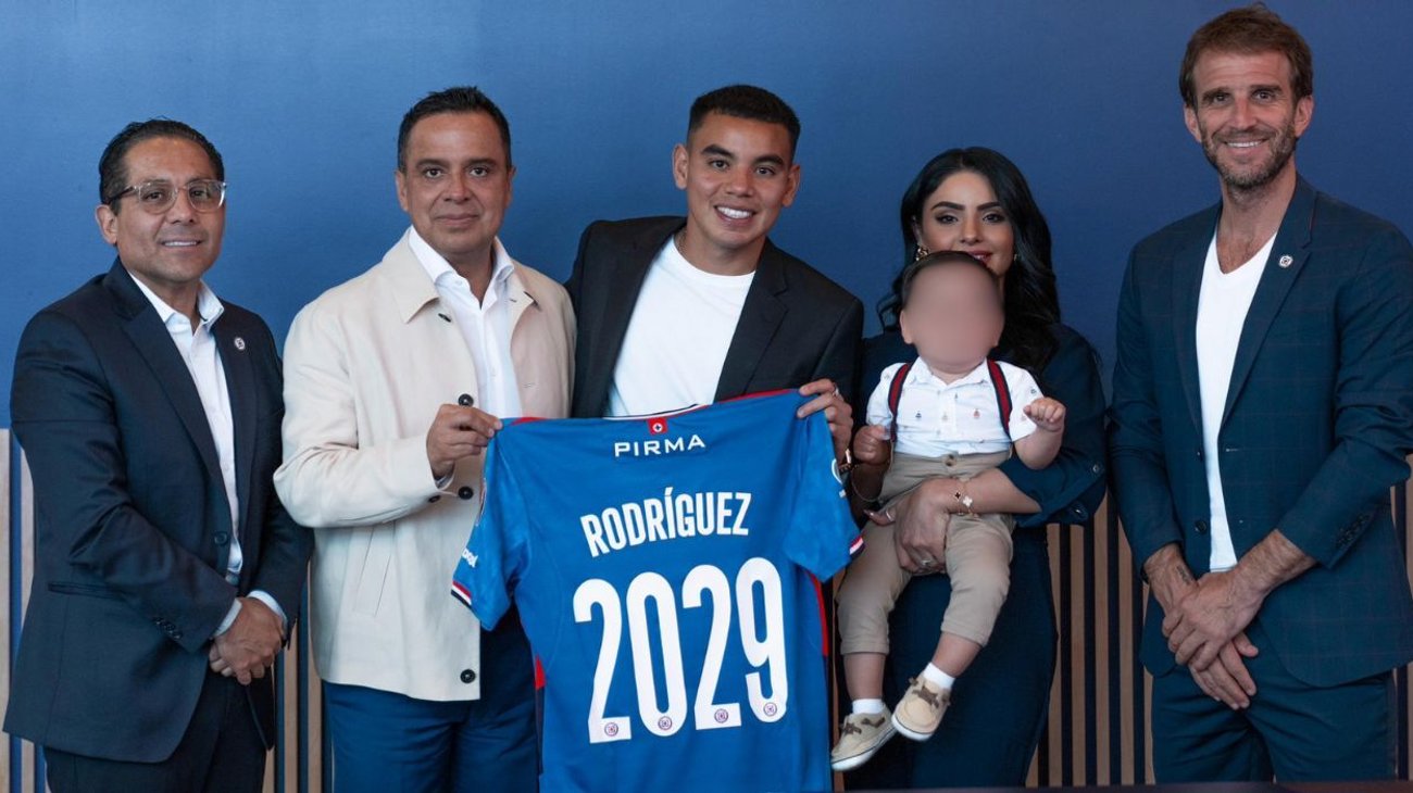 Cruz Azul celebró la extensión en redes sociales, destacando el liderazgo y compromiso del jugador: “Nuestro 19 portará este escudo por varios años más. Orgullosos de contar con jugadores de tu calidad y compromiso, Charly”.
