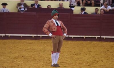 La noticia generó conmoción en la comunidad taurina de Portugal y en redes sociales, donde circuló la impactante imagen del momento en que el toro arrollaba al joven, generando gran repercusión entre aficionados y medios locales.