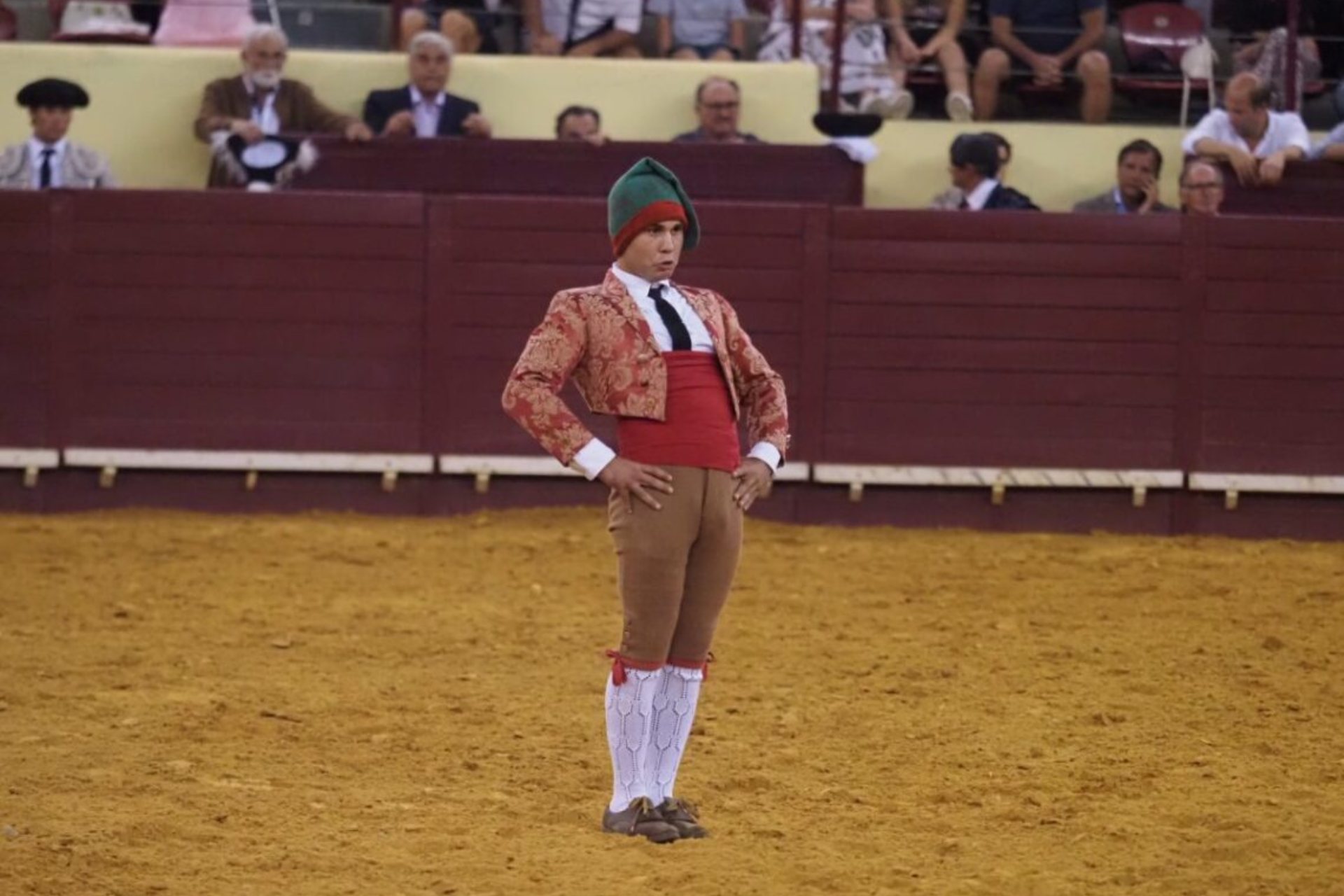 La noticia generó conmoción en la comunidad taurina de Portugal y en redes sociales, donde circuló la impactante imagen del momento en que el toro arrollaba al joven, generando gran repercusión entre aficionados y medios locales.