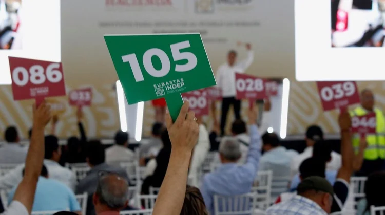 ). Entre los artículos más llamativos se incluyeron vehículos como un Chevrolet Camaro, un Austin Morris de colección, camionetas de lujo, una gargantilla de oro de 14 kilates y un lote de audífonos inalámbricos.