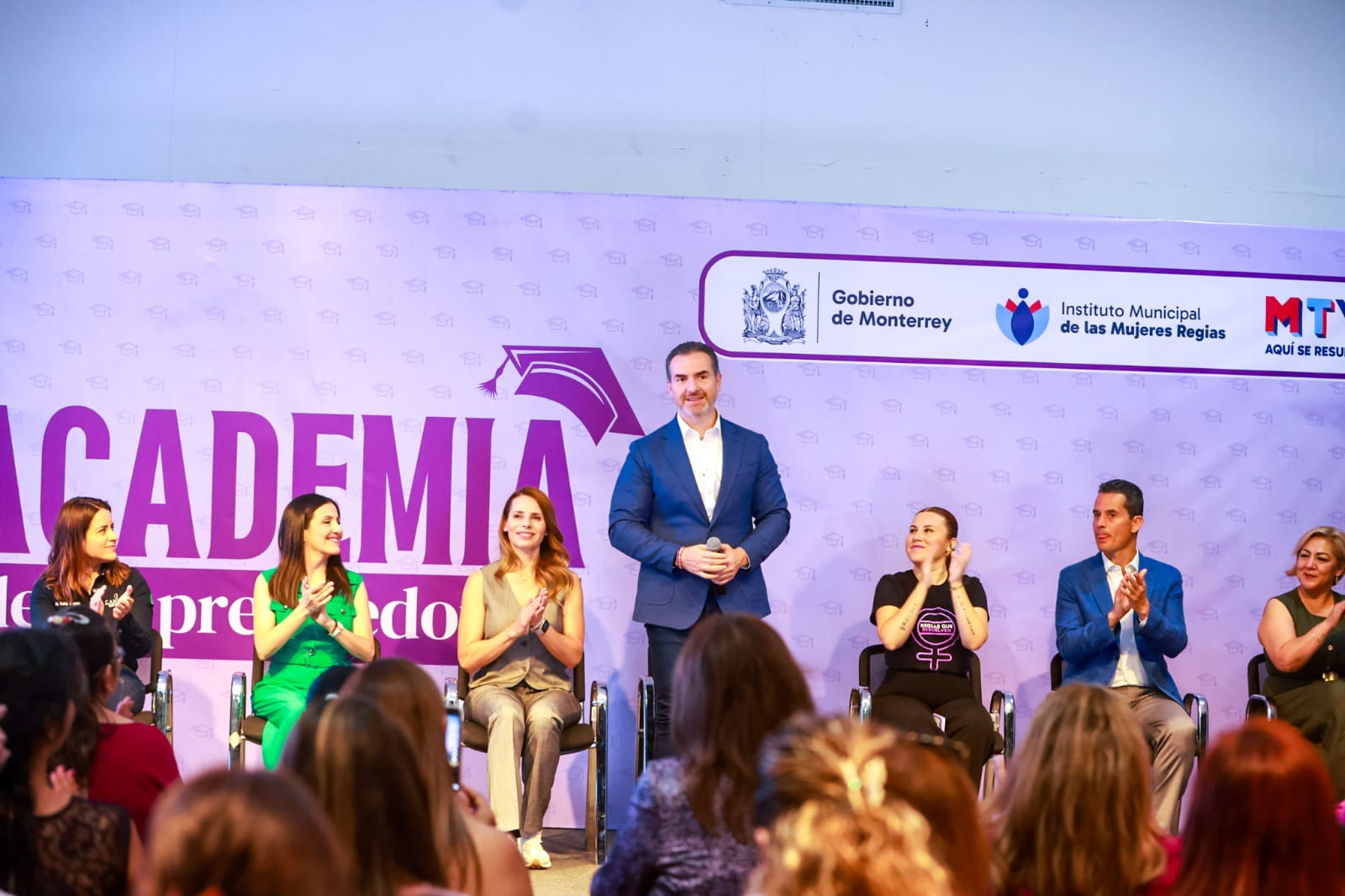 Culmina entrenamiento primera generación capacitada en la Academia municipal para quienes desean establecer un negocio.