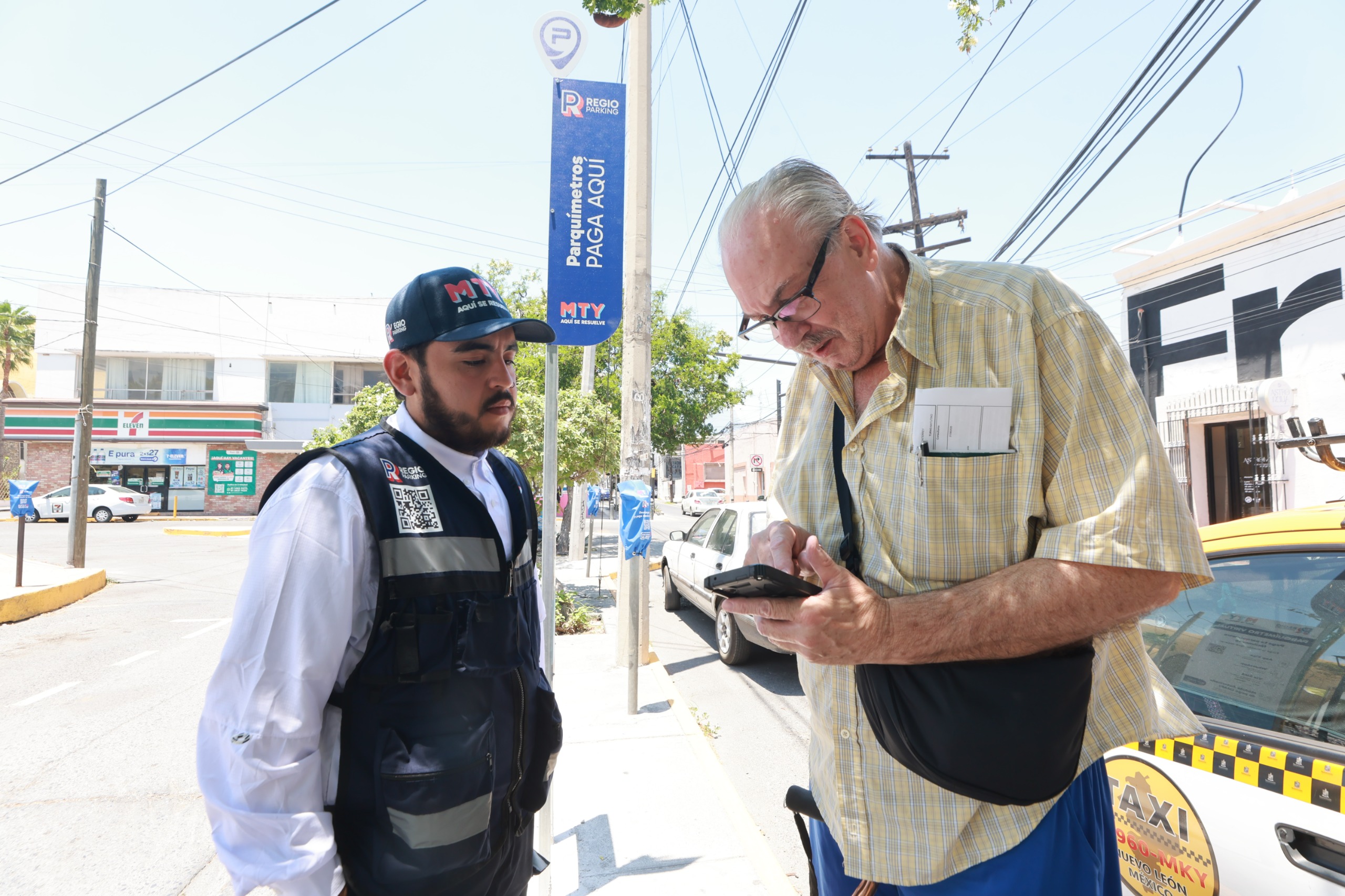 El nuevo sistema virtual de parquímetros en esta capital empezó con fluidez, y el gobierno de Monterrey hará lo necesario para apoyar a la comunidad a que se adapte, informó el alcalde Adrián de la Garza.