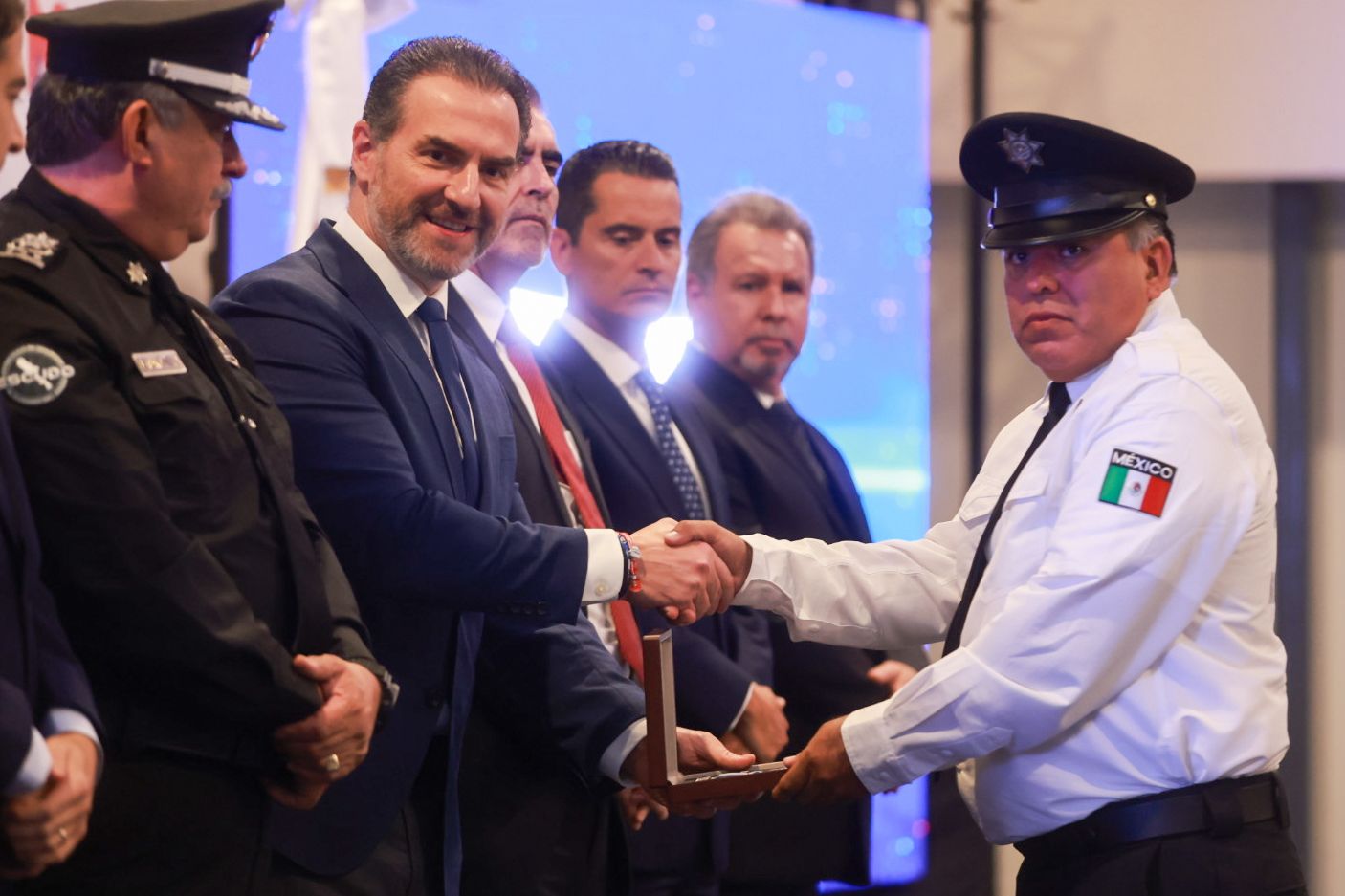 A través de la estrategia de seguridad Escudo, el Gobierno de Monterrey trabaja en la dignificación policial para mejorar las condiciones laborales, tanto de los oficiales de policía como de tránsito, y garantizar el bienestar integral del personal y el de sus familias.