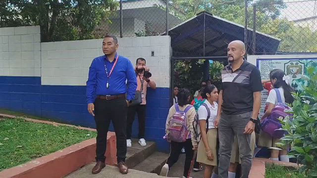Entre las normas destacan la exigencia de portar un uniforme limpio y ordenado, mantener un corte de cabello adecuado, presentarse de manera correcta y brindar un saludo respetuoso al ingresar a las instituciones.