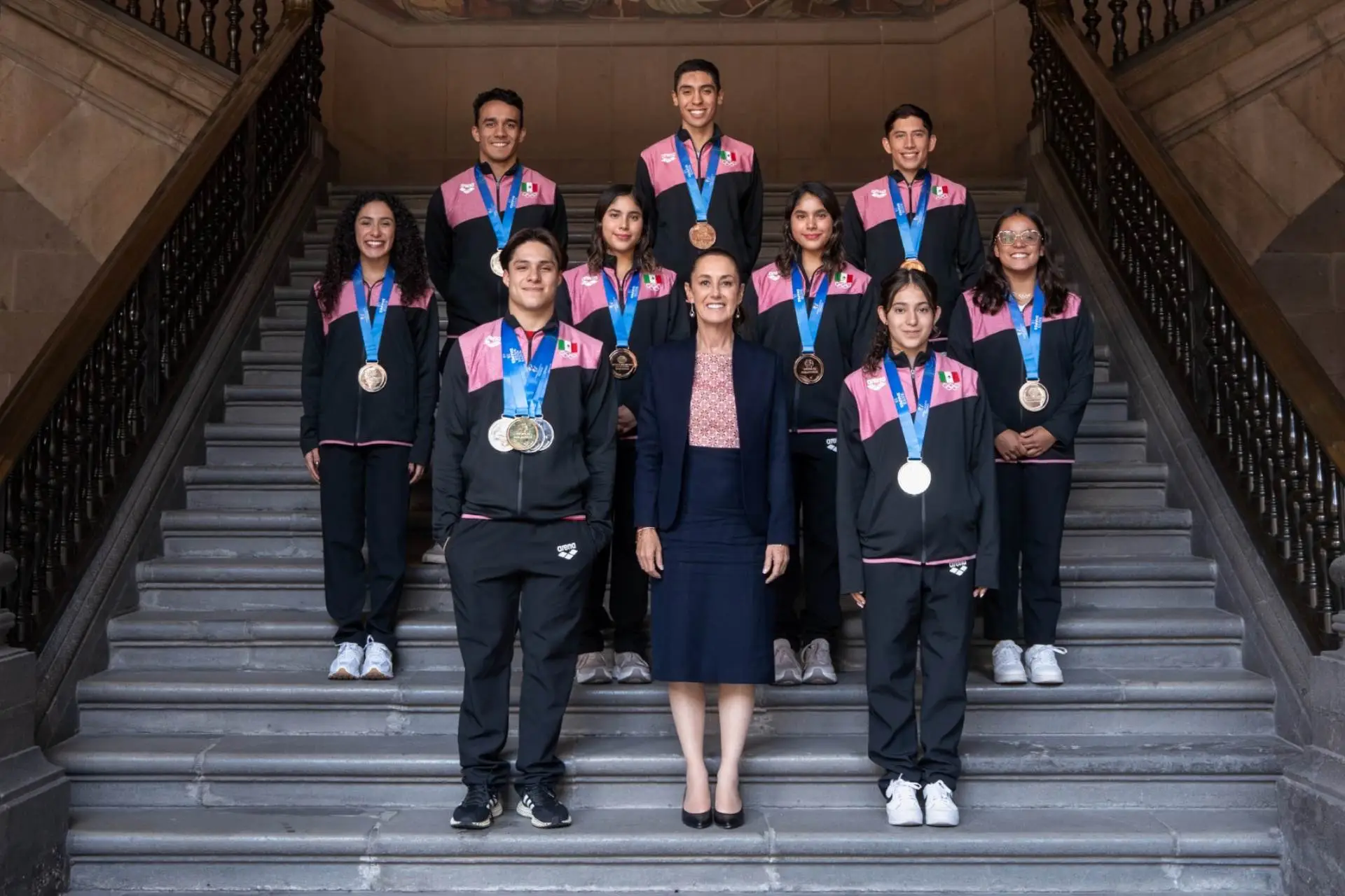 La delegación mexicana que viajó a Singapur estuvo conformada por Osmar Olvera, Zyanya Yunuen Parra, Alejandra Estudillo, Randal Willars, Gabriela Agúndez y Juan Celaya.
