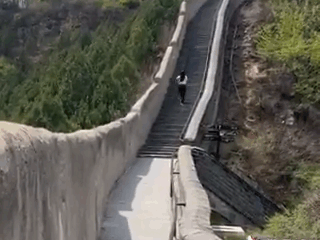En la grabación, que se realizó durante una mañana despejada, se observa a la diputada ejercitándose mientras recorre parte de la histórica construcción.