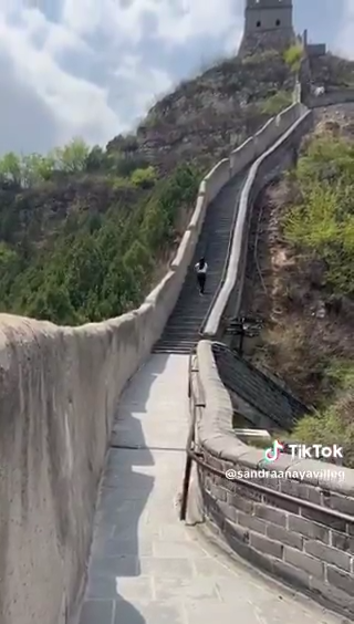 En la grabación, que se realizó durante una mañana despejada, se observa a la diputada ejercitándose mientras recorre parte de la histórica construcción.
