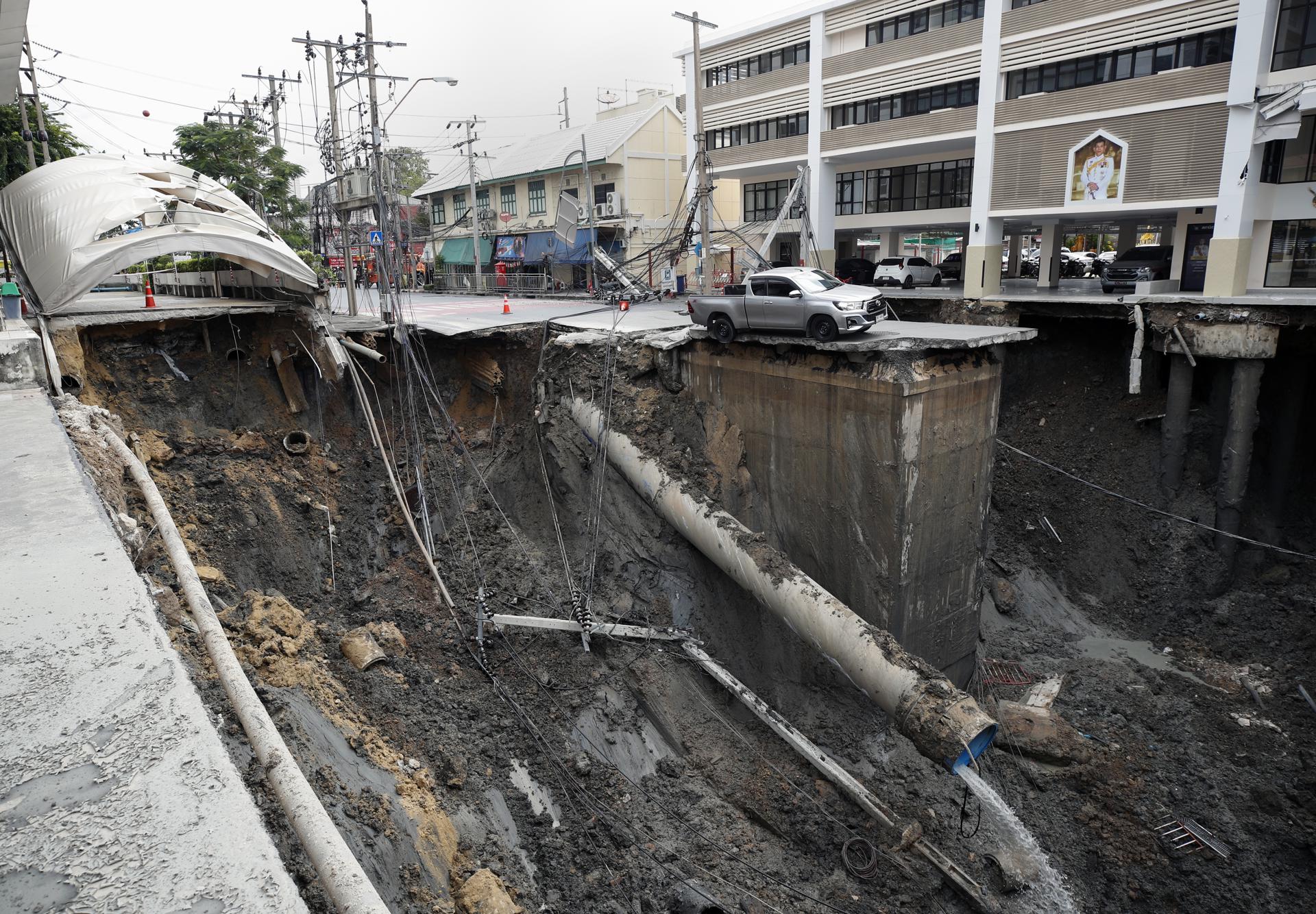 El gobernador de Bangkok, Chadchart, confirmó que tres vehículos resultaron dañados y que la zona ha sido declarada de exclusión, suspendiéndose el tránsito y evacuándose comercios y viviendas en las cercanías