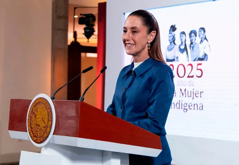 Sheinbaum respalda a la nueva Suprema Corte electa por voto popular La presidenta de México, Claudia Sheinbaum Pardo, celebró en su conferencia mañanera la toma de protesta de la nueva Suprema Corte de Justicia de la Nación (SCJN), a la que calificó como “mucho mejor que la anterior” por el hecho de haber sido electa por voto popular. Señaló que México vive una transformación sin precedentes con la llegada de nuevos jueces, magistrados y ministros al Poder Judicial, quienes deberán responder directamente a la ciudadanía y no a intereses particulares ni privilegios. “Va a ser mucho mejor este Poder Judicial que el anterior, por el solo hecho de que son elegidos por el pueblo”, expresó la mandataria. Desde Palacio Nacional, Sheinbaum enfatizó que el reto principal de la nueva Corte es demostrar con hechos que existe verdadera impartición de justicia en el país. “Es un cambio de era en el Poder Judicial, es una transformación muy profunda. Además, tienen un reto: demostrar que hay impartición de justicia en México, y creo que lo van a cumplir”, afirmó. El fin de semana, los nueve nuevos ministros de la Suprema Corte de Justicia de la Nación y 881 personas juzgadoras electas el pasado 1 de junio rindieron protesta en el Senado de la República. La presidenta del Senado, Laura Itzel Castillo, tomó protesta a Lenia Batres, Yasmín Esquivel, Loretta Ortiz, María Estela Ríos y Sara Irene Herrerías, así como a Hugo Aguilar, Giovanni Figueroa, Irving Espinosa y Arístides Guerrero, quienes recibieron sus constancias oficiales. Con este acto se abrió formalmente un ciclo histórico en la organización del Poder Judicial de la Federación, que ahora inicia bajo un modelo de legitimidad ciudadana.