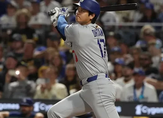 Ohtani, de 31 años, llegó a los 100 vuelacercas en apenas 294 partidos con la franquicia angelina