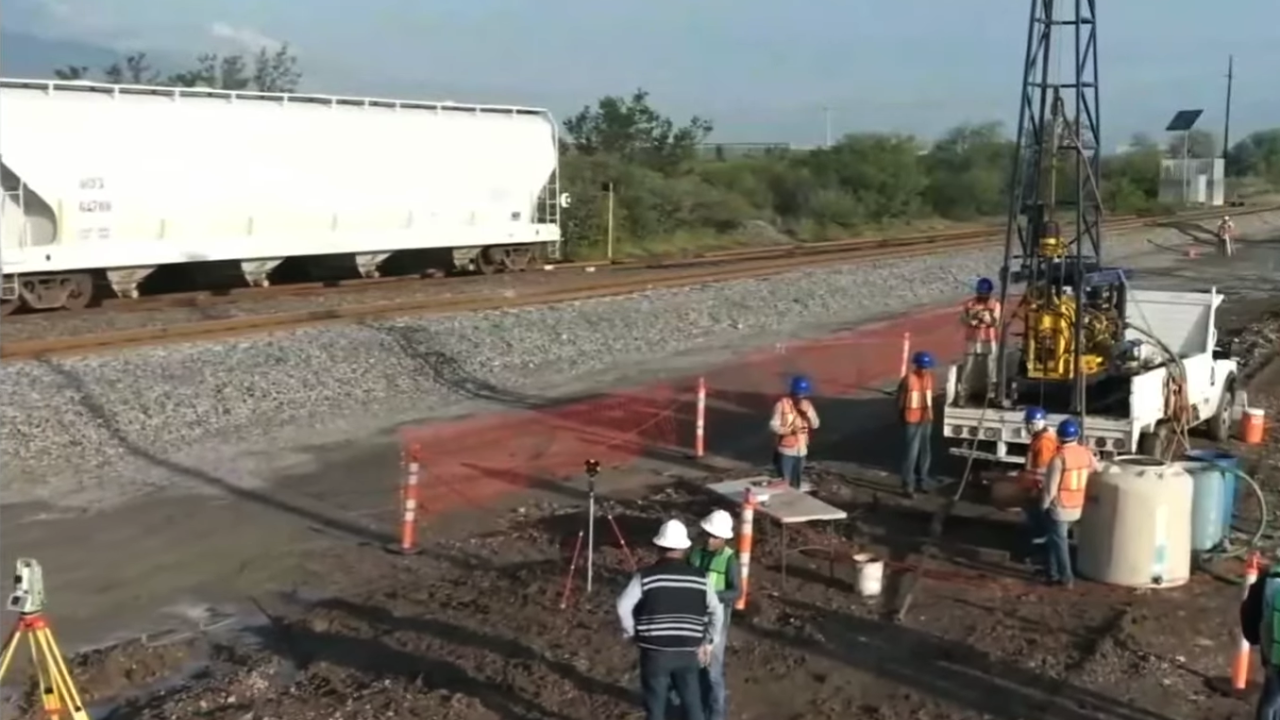 . En el tramo inicial se construirán 105 km de vías, una estación en Villaldama, además de 15 pasos vehiculares, 30 puentes ferroviarios y 146 obras de drenaje. La obra generará 4,700 empleos directos y 14,600 indirectos.