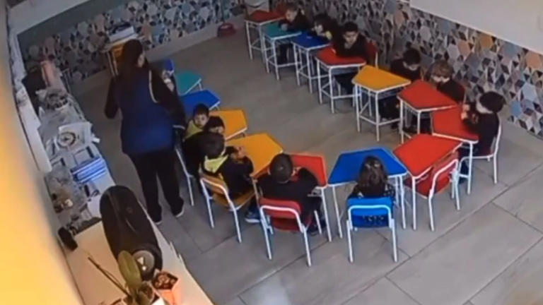 Pese a que la profesora intentó justificar el hecho asegurando que el niño se había caído, la versión fue desmentida por una odontóloga y las cámaras de seguridad del aula.