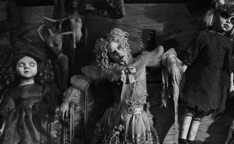 El universo oscuro de Burton se suma al de la cantante, generando una atmósfera similar al legendario Thriller de Michael Jackson, pero reemplazando zombies por muñecos reanimados que cobran vida en medio de los canales.