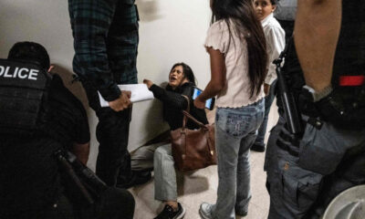 Las imágenes captaron el momento en que agentes intentaban detener al esposo de la mujer, mientras ella se aferraba a él.