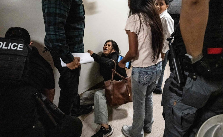 Las imágenes captaron el momento en que agentes intentaban detener al esposo de la mujer, mientras ella se aferraba a él.