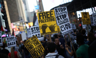 Los manifestantes corearon consignas como "Netanyahu, no puedes esconderte, te acusamos de genocidio", en reacción a las imágenes de palestinos afectados por los ataques israelíes en Gaza