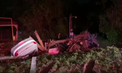 al menos 10 vehículos fueron arrastrados por la corriente y un jardín de niños resultó dañado en su infraestructura.
