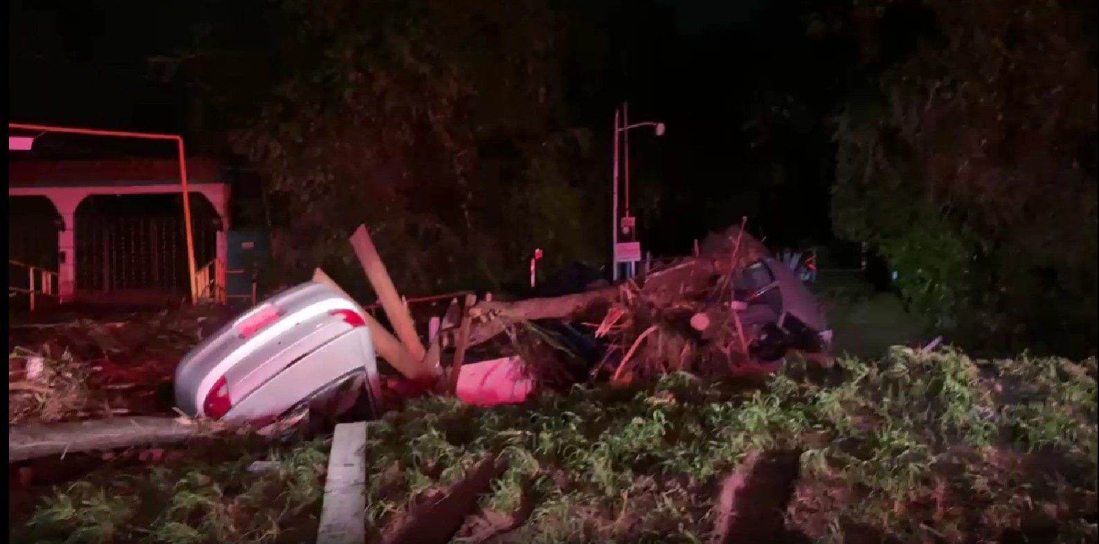 al menos 10 vehículos fueron arrastrados por la corriente y un jardín de niños resultó dañado en su infraestructura.