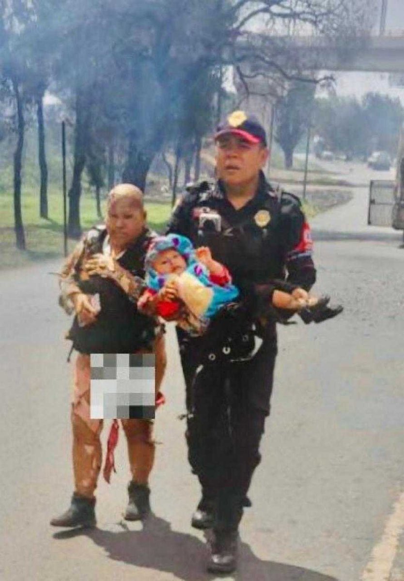 Videos que circulan en redes sociales muestran a Alicia herida pero aferrada a su nieta, mientras un policía capitalino la asistía en la escena.