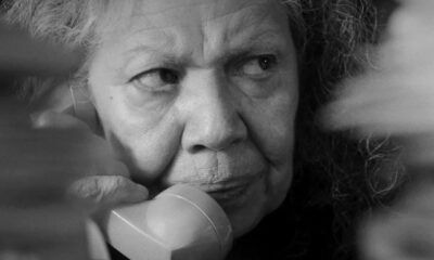 La historia, contada en blanco y negro, sigue a Socorro, una abogada que lleva más de cinco décadas buscando justicia por la muerte de su hermano en la masacre de Tlatelolco en 1968, un suceso que marcó la historia de México.