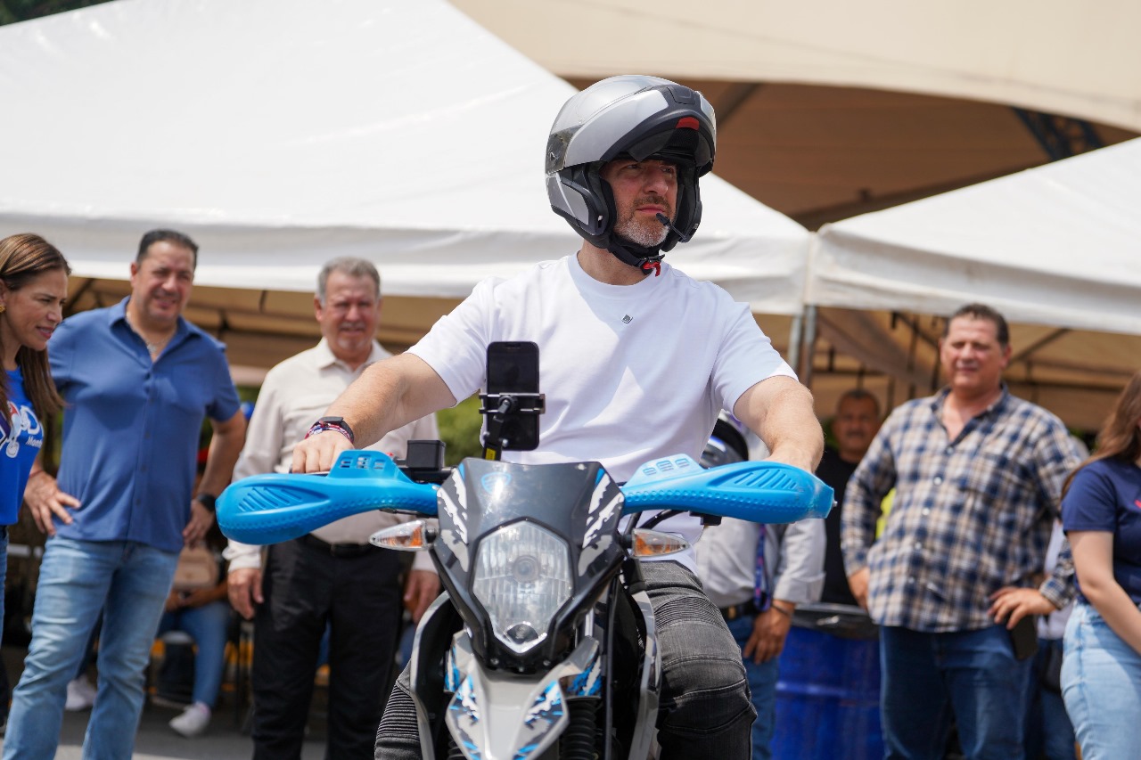 El alcalde de Monterrey, Adrián de la Garza supervisó el desarrollo de la capacitación para constatar que recibieran una atención adecuada