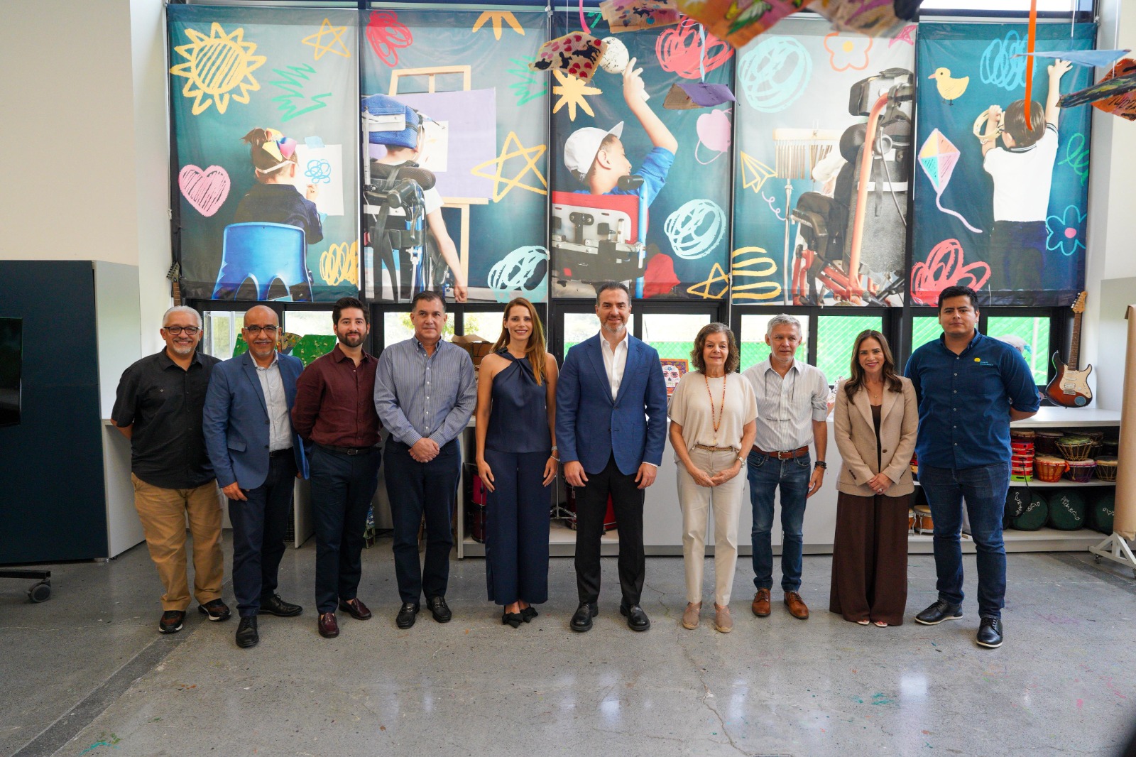 Durante la visita, conocieron el taller de serigrafía que emplea a jóvenes con parálisis cerebral impulsando su independencia y habilidades.