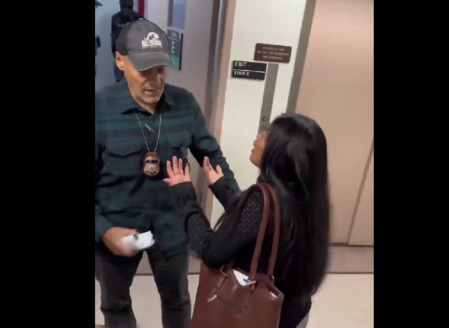 La mujer, migrante ecuatoriana que llegó a Estados Unidos el año pasado, tuvo que ser hospitalizada por las heridas ocasionadas, según informó la organización LatinoJustice, que denunció la “crueldad indefendible” de este acto.