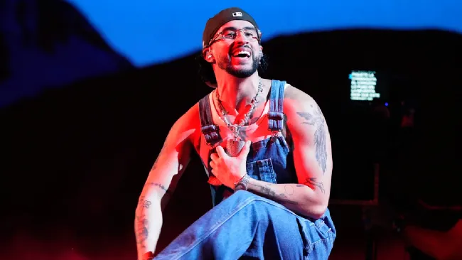 No es la primera vez que Bad Bunny se presenta en un Super Bowl: en 2020 formó parte del espectáculo de medio tiempo junto a Shakira y Jennifer Lopez