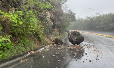 Autoridades municipales acudieron al sitio para retirar la enorme roca y garantizar la seguridad en la zona, la cual quedó despejada tras varias maniobras.