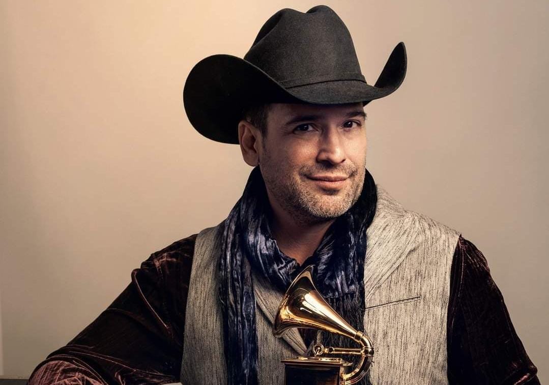 Antes de su éxito musical, Pulido estudió ciencias políticas, lo que le ha permitido mantenerse cercano a temas sociales y políticos de la región.