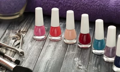 La medida obliga a fabricantes, comerciantes y salones de belleza a retirar estos artículos y sustituirlos por alternativas seguras.