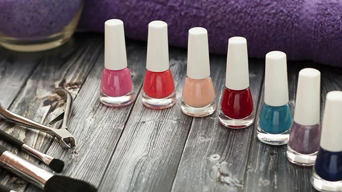 La medida obliga a fabricantes, comerciantes y salones de belleza a retirar estos artículos y sustituirlos por alternativas seguras.