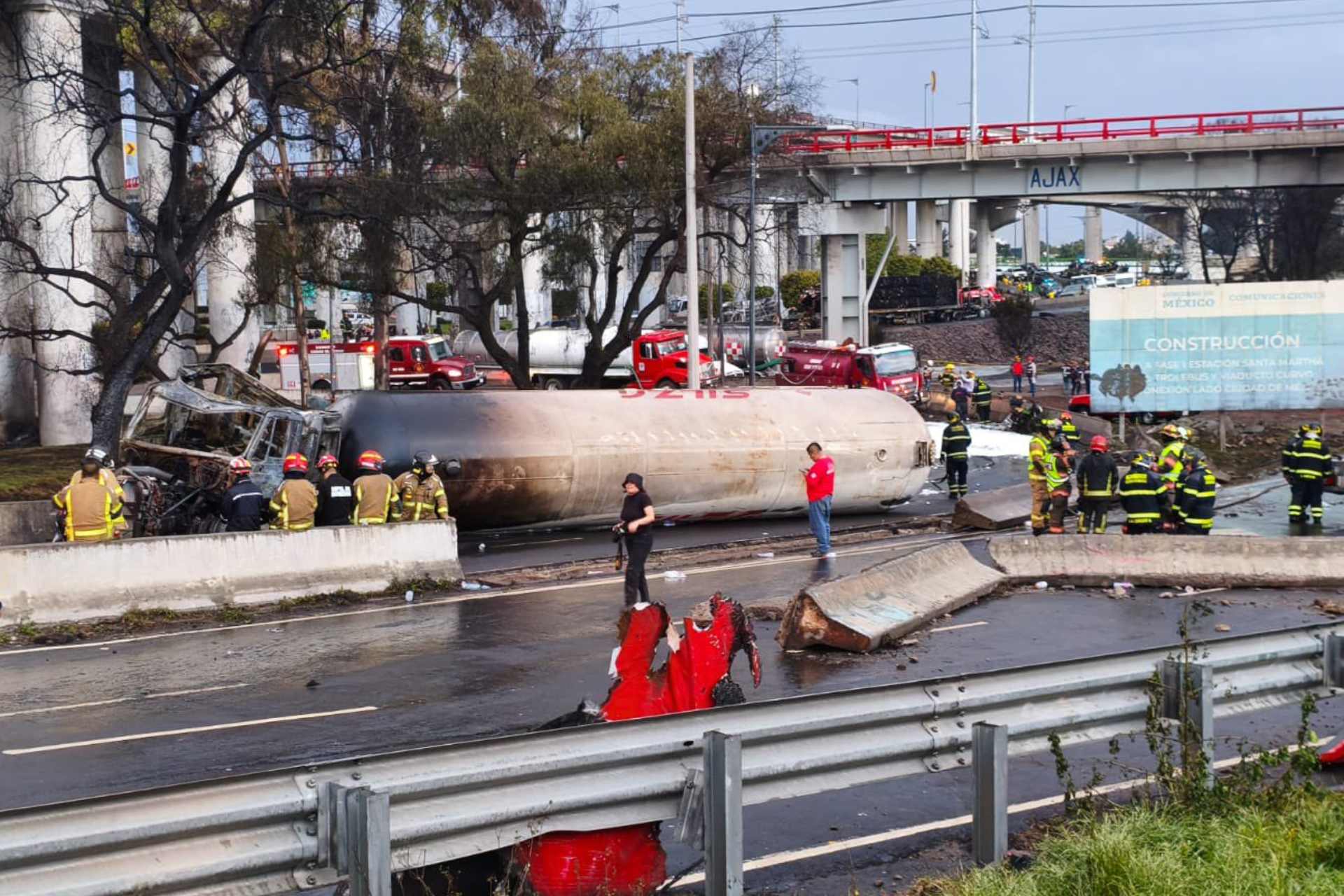 El accidente ocurrió alrededor de las 14:30 horas, cuando una pipa con capacidad de 49 mil 500 litros de gas volcó sobre la Calzada Ignacio Zaragoza, a la altura del Puente de la Concordia.