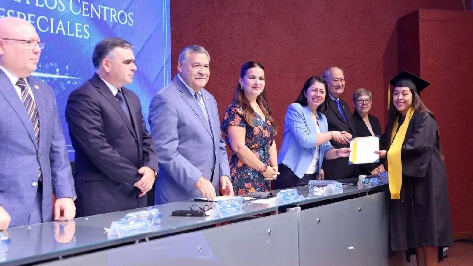 El rector de la UANL, Santos Guzmán López, encabezó el acto y destacó que este esfuerzo representa una oportunidad educativa para jóvenes de comunidades vulnerables del estado.