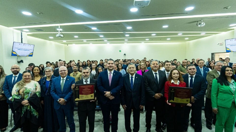 El organismo subrayó que este logro no sólo certifica la calidad académica, sino también el liderazgo regional e internacional de la facultad.