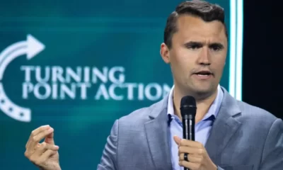 El gobierno federal también ha emitido advertencias más severas: el Departamento de Estado anunció que podría revocar o negar visas a extranjeros que glorifiquen o se burlen del asesinato.