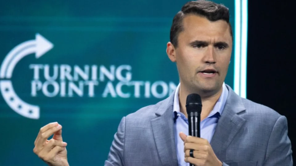 El gobierno federal también ha emitido advertencias más severas: el Departamento de Estado anunció que podría revocar o negar visas a extranjeros que glorifiquen o se burlen del asesinato.