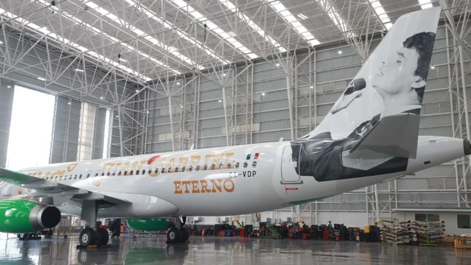 La aeronave, con capacidad para 186 pasajeros, iniciará operaciones este viernes, teniendo como primer destino Ciudad Juárez, lugar natal del intérprete de “Querida”.