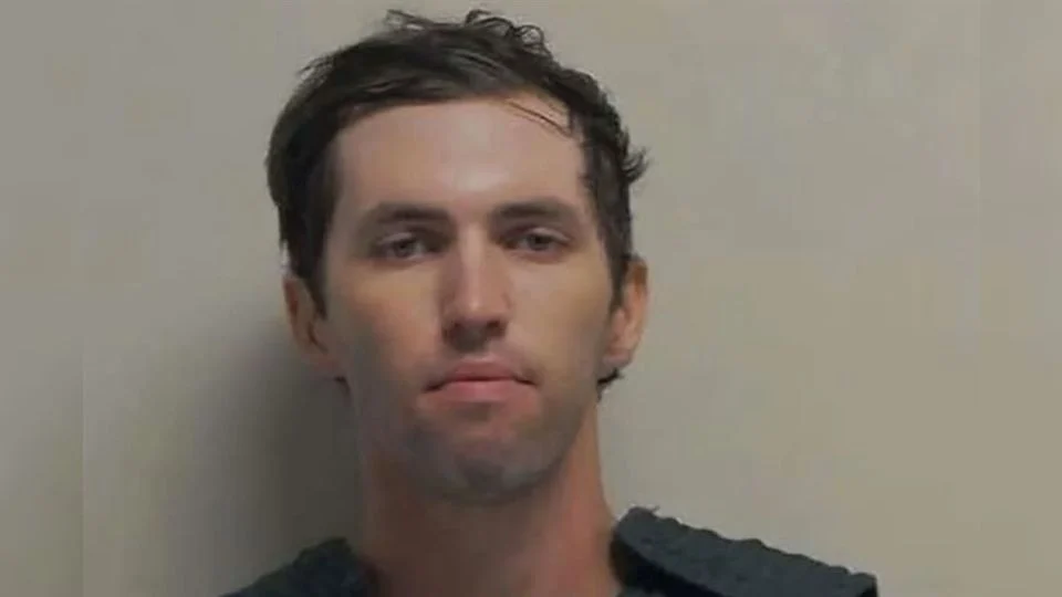 el joven detenido por el asesinato del activista conservador estadounidense Charlie Kirk, “no está cooperando” con las autoridades ni ha confesado el crimen, afirmó este domingo el gobernador de Utah, Spencer Cox.